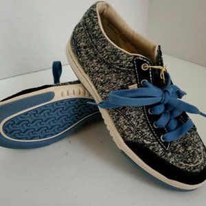 SIMPLE Womens Eco Friendly Sneakers Size 6 - NWT